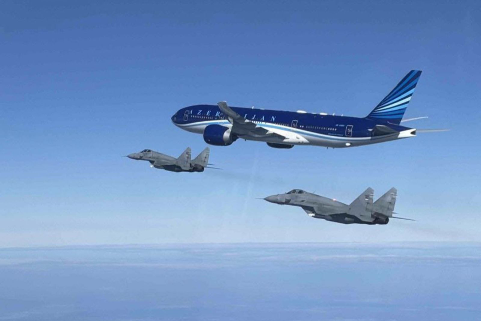 Prezidentin təyyarəsi Serbiya qırıclarının müşayiətində - FOTO+VİDEO