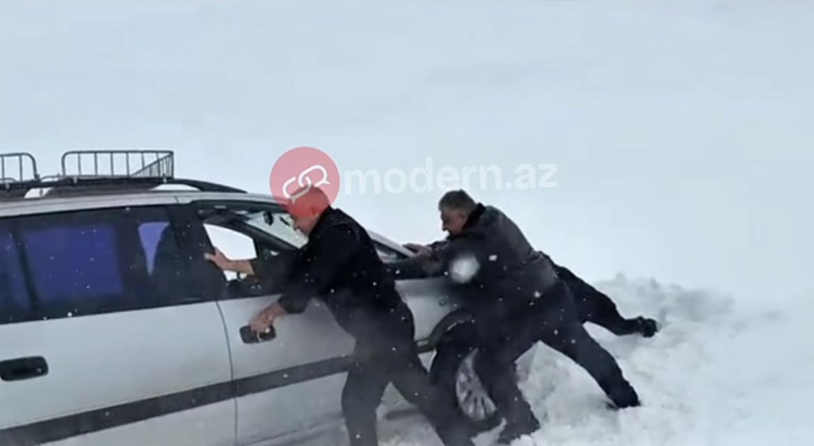 Azərbaycanlı&nbsp;Ermənistanda qadınla uşağı&nbsp;xilas etdi -&nbsp;VİDEO