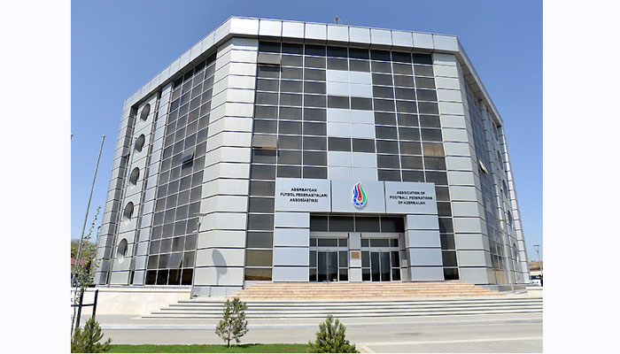 Hakimə təzyiq edən baş məşqçi və futbolçu CƏZALANDIRILDI