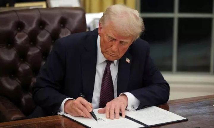 Donald Tramp Sülh Şurasının yekun qətnaməsini imzalayıb