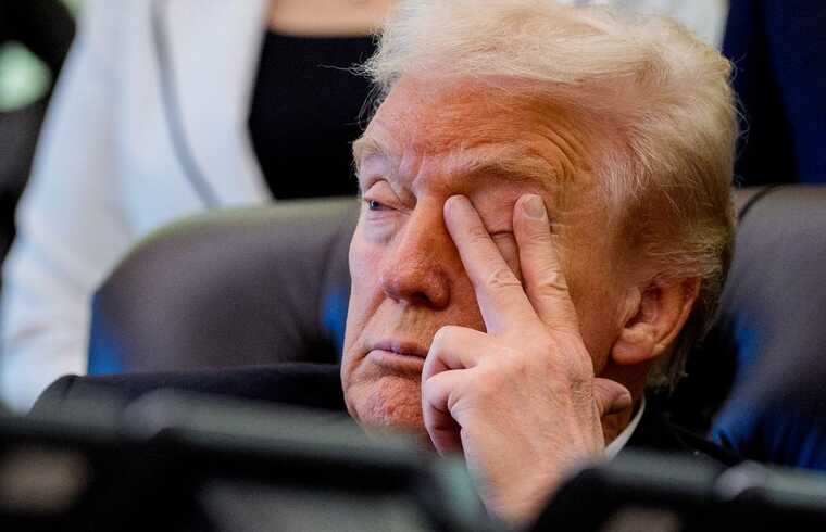 Tramp "Sülh Şurası"nın iclasında yatdı - VİDEO