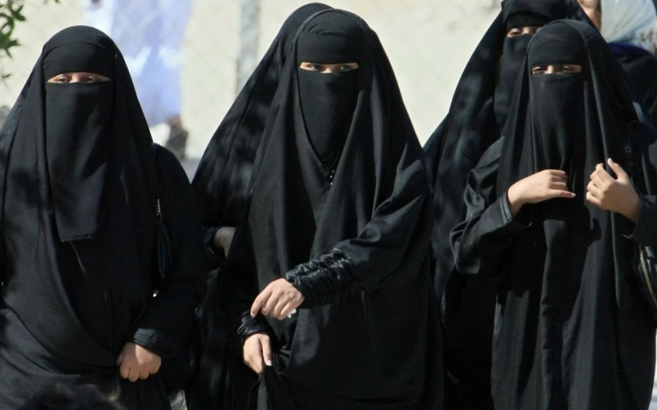 Bakıda qaraçı qadınlar hicab bağlayıb marketi taladı&nbsp;- VİDEO