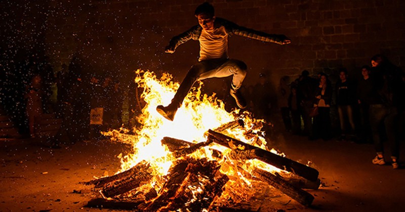 Su çərşənbəsində iki nəfər tonqalda yandı
