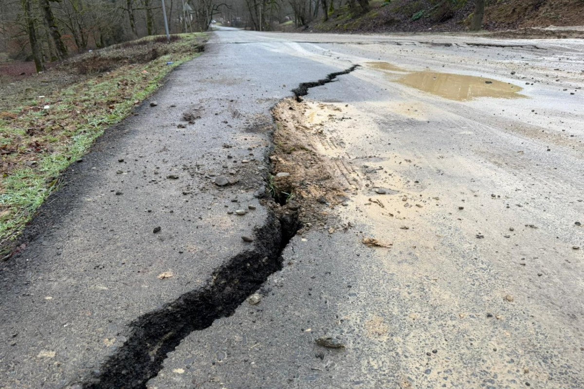 Lənkəranda 7 kəndi birləşdirən yolda sürüşmə - FOTO