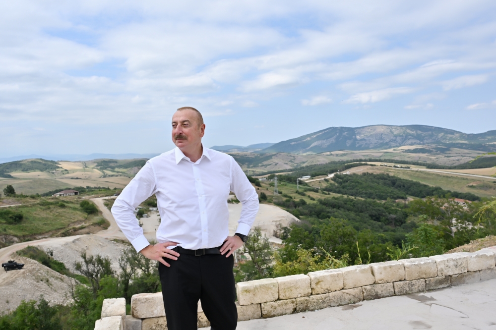 Prezident Xocəvənddə sakinlərlə görüşdü