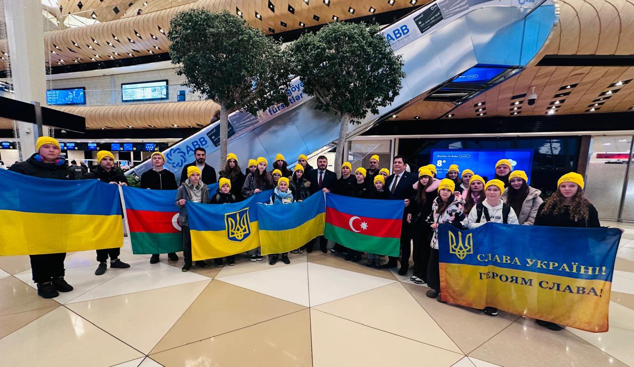 Daha 26 ukraynalı uşaq Bakıya gətirildi - FOTOLAR