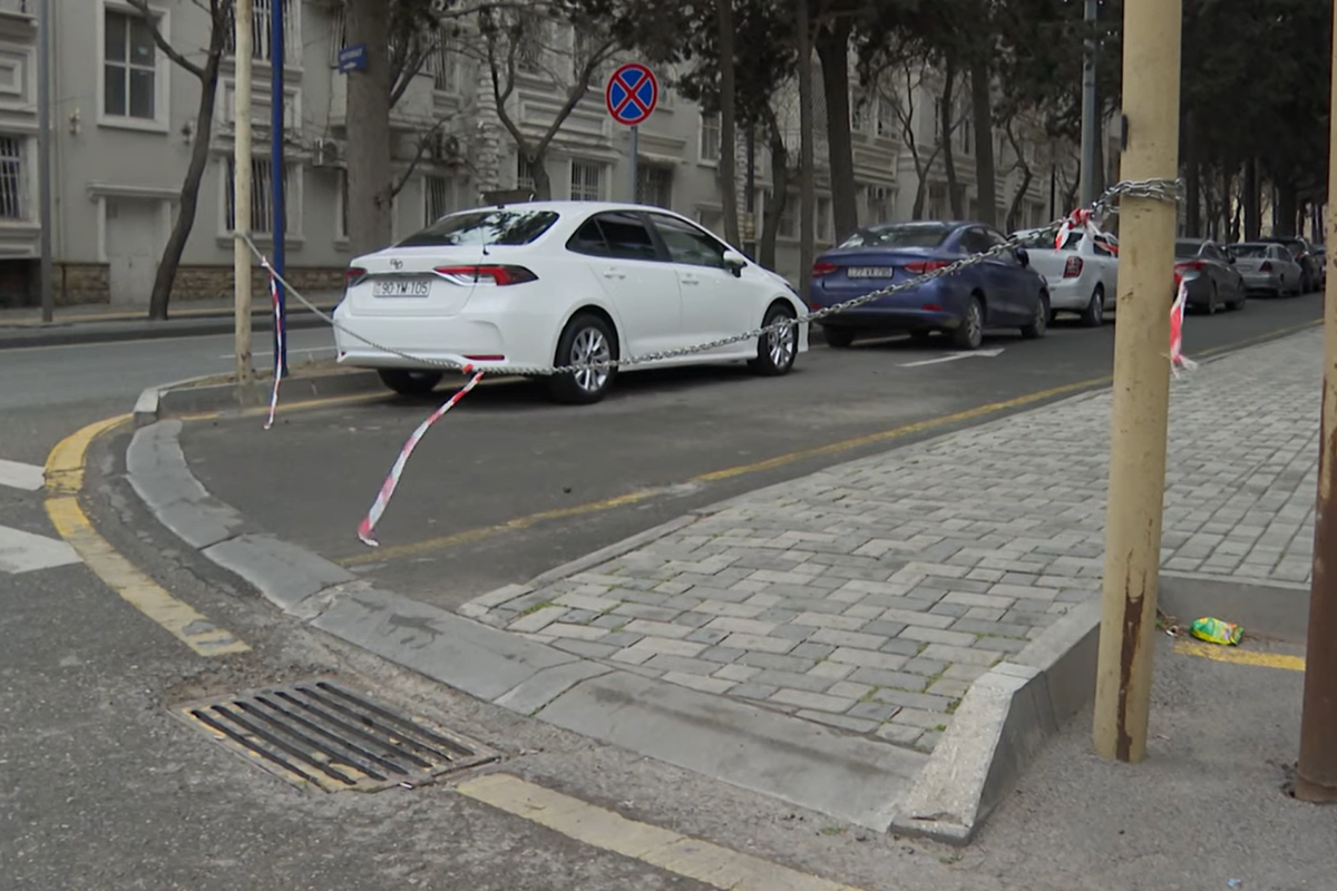 Bakıda avtomobil dayanacağı qanunsuz şəkildə BAĞLANIR