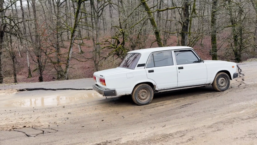 Lənkəranda 7 kəndi birləşdirən yol çöküb