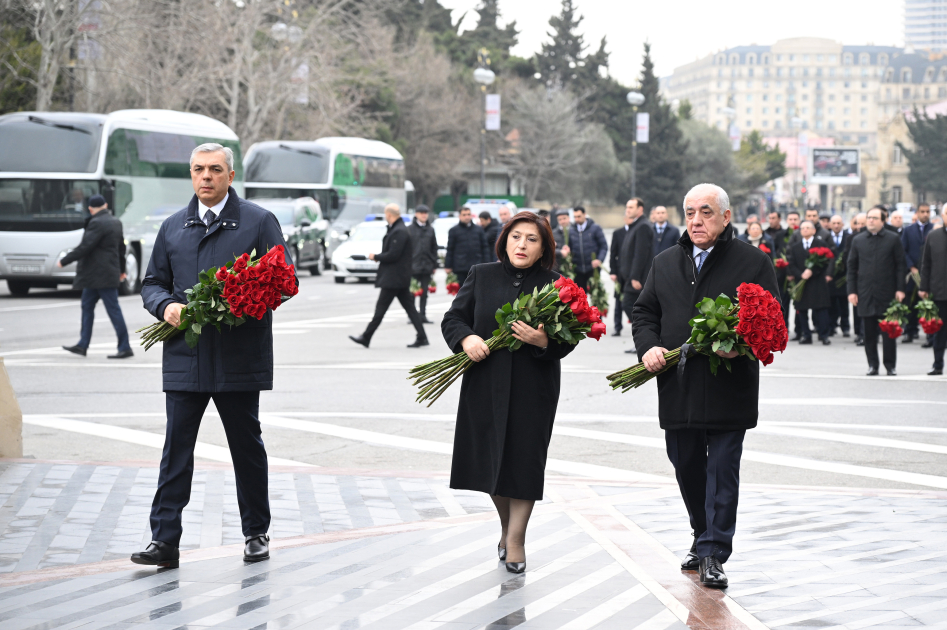Rəsmilər "Ana harayı" abidəsini ziyarət etdilər - FOTOLAR