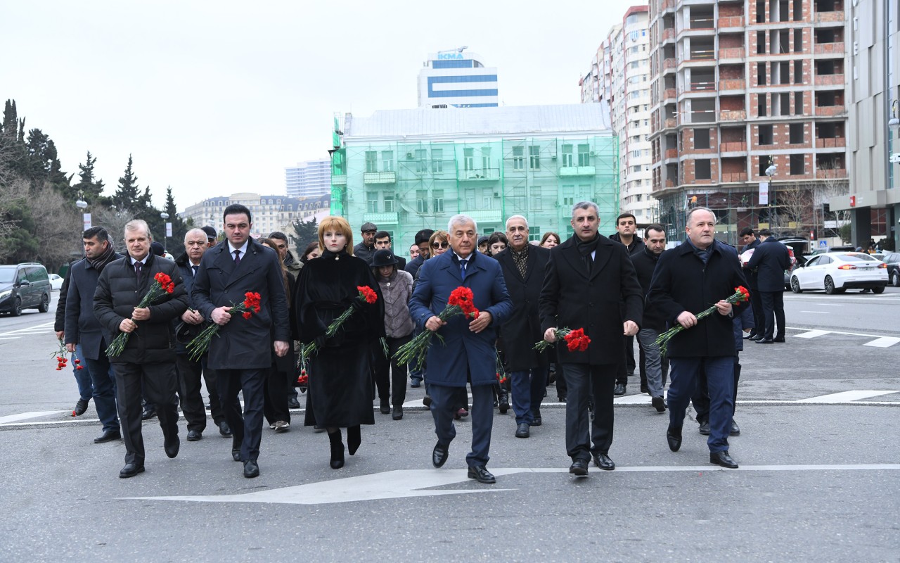 BMU-nun kollektivi Xocalı soyqırımı abidəsini ziyarət edib -&nbsp;FOTOLAR
