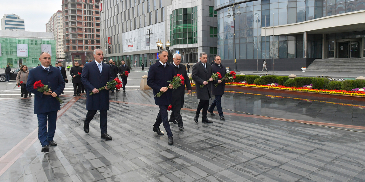 Nazirliyin kollektivi Xocalı soyqırımı abidəsini ziyarət etdi - FOTO
