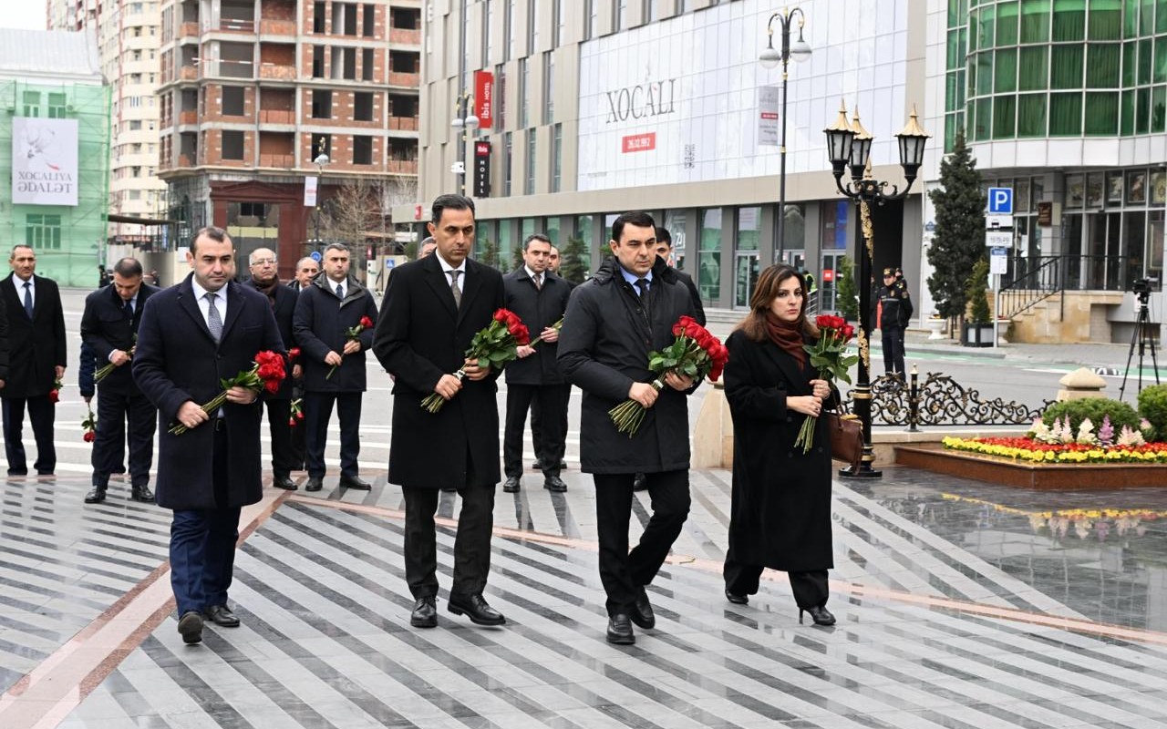 Nazirliyin kollektivi Xocalı soyqırımı abidəsini ziyarət edib -&nbsp;FOTOLAR