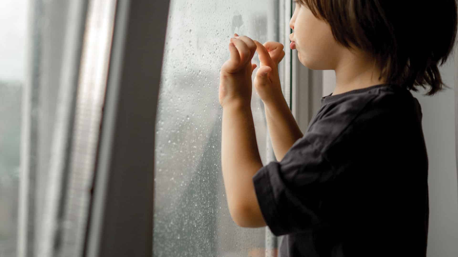 Körpə 10-cu mərtəbədən yıxıldı, sağ qaldı