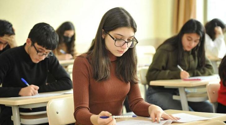 Universitet və kolleclərə qəbul üçün qeydiyyat başa çatır