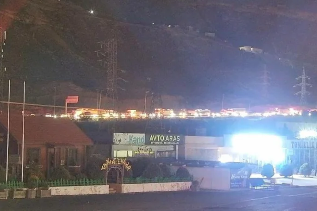 Bakı dairəvi yolda nəqliyyat vasitəsi yanıb, sıxlıq yaranıb