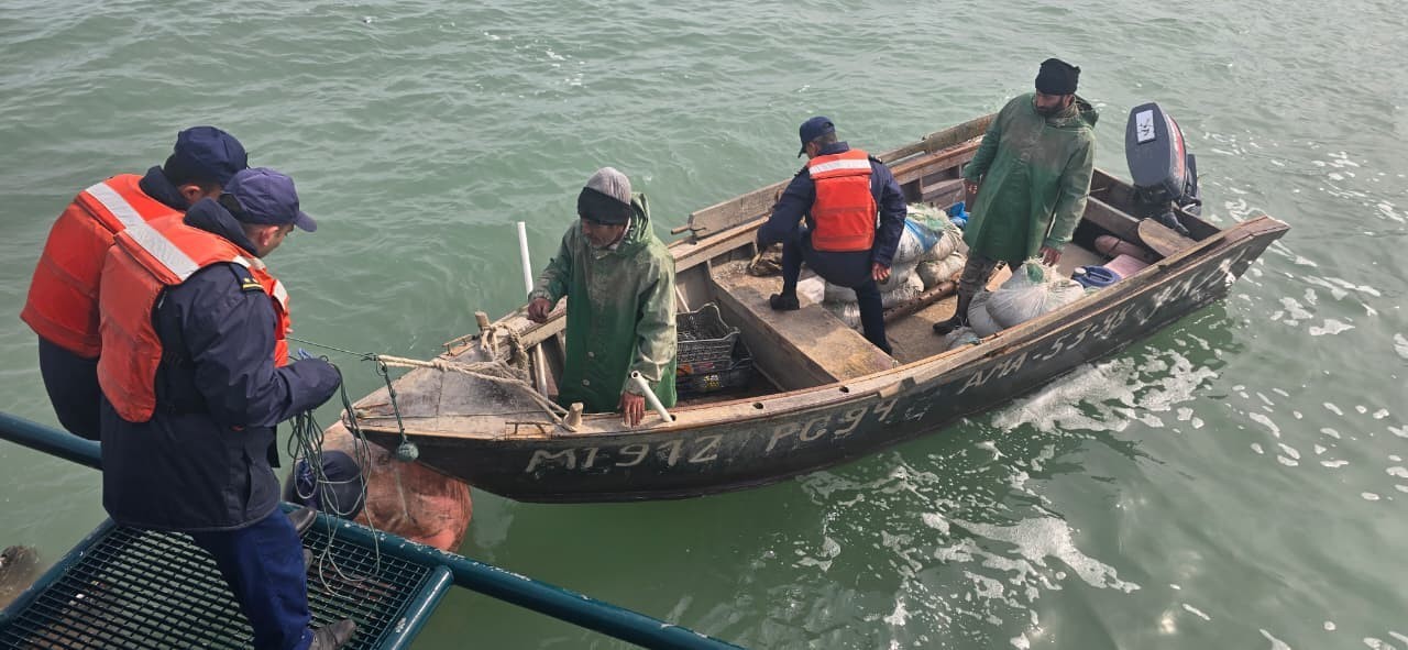 Xəzərdə köməksiz qalan vətəndaşlarımız xilas edildi