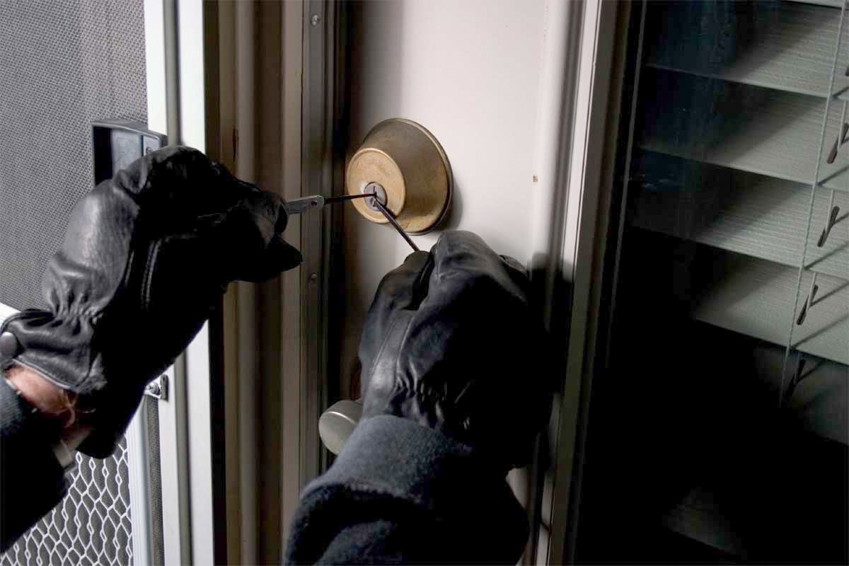 Bir gecədə dörd evdən oğurluq edən şəxs saxlanıldı