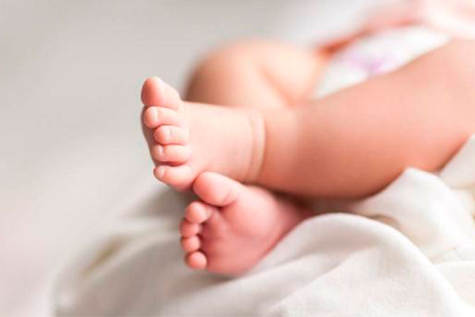 Gəncədə qadın evdə ölü körpə doğub