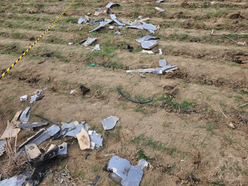 Nahçıvan'da okul yakınına düşen dronun kalıntıları -&nbsp;FOTOĞRAFLAR