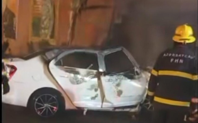 Salyanda maşın obyektə çırpılaraq yandı