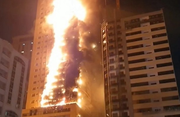 İranın hücumundan sonra Küveytdəki bina&nbsp;alovlandı