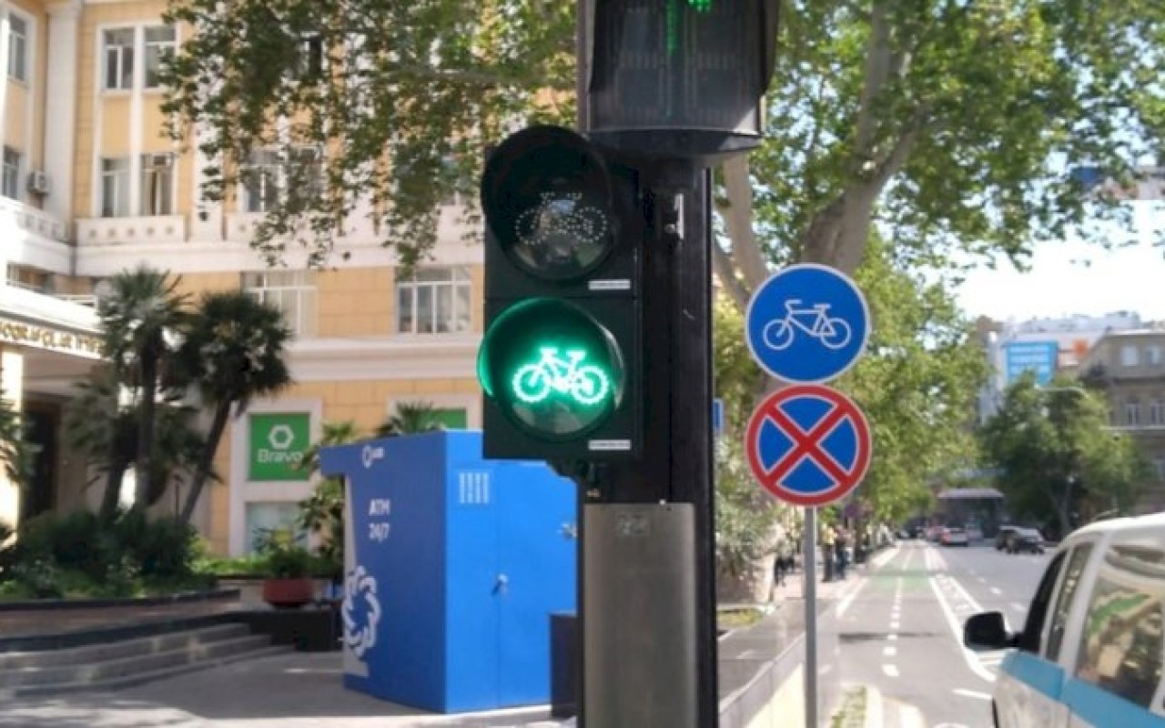 Bu işıqforlara velosiped bölmələri quraşdırıldı&nbsp;- VİDEO