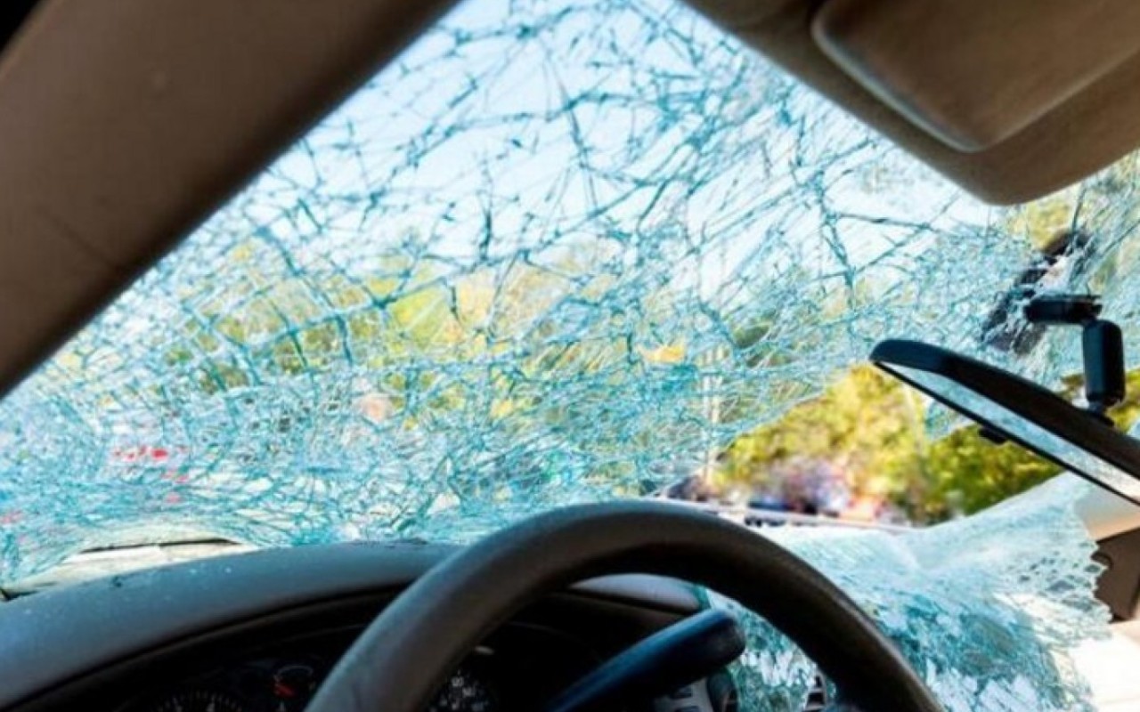 İdarəetmədən çıxan avtomobil aşdı