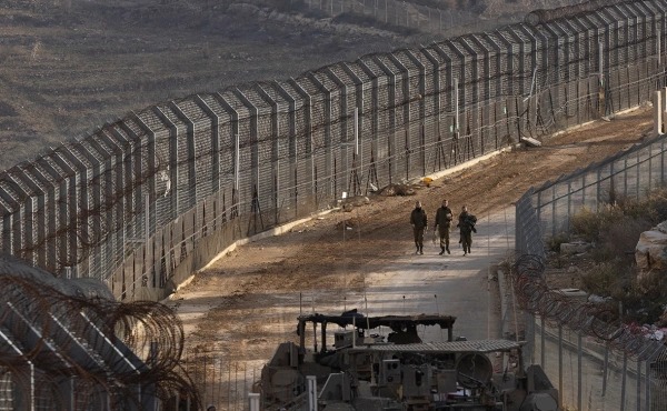 Создает "буферную зону" на границе со своим соседом