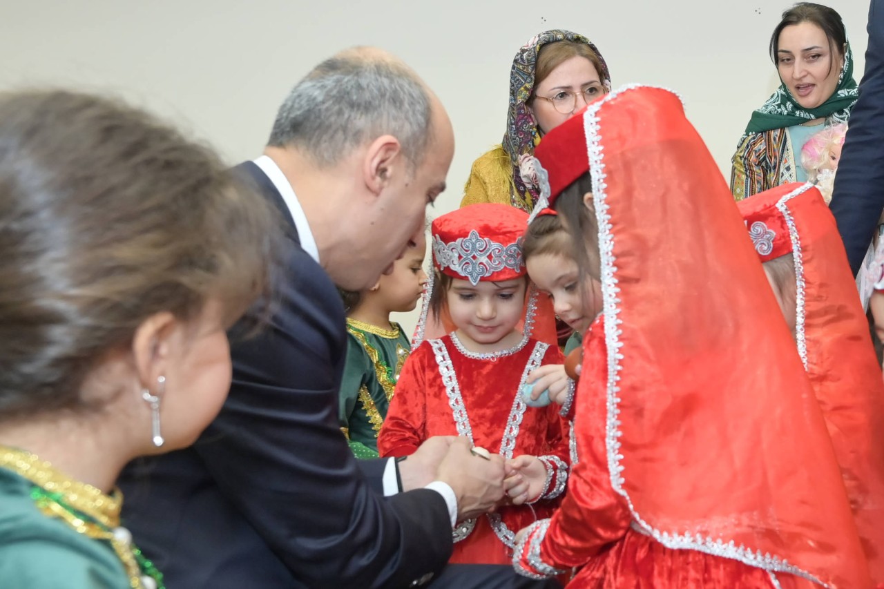 Nazir Xankəndidə şagirdlərlə&nbsp;yumurta döyüşdürdü - FOTO