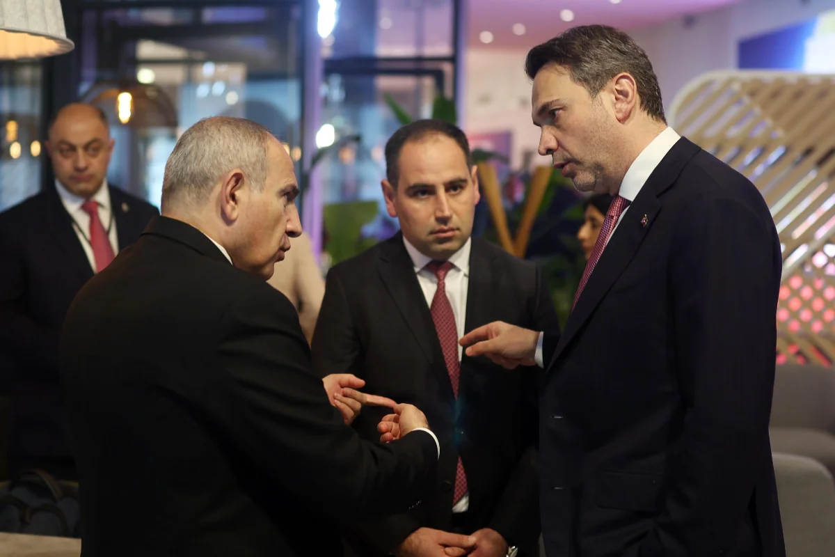 Paşinyan Bayraklarla görüşdü