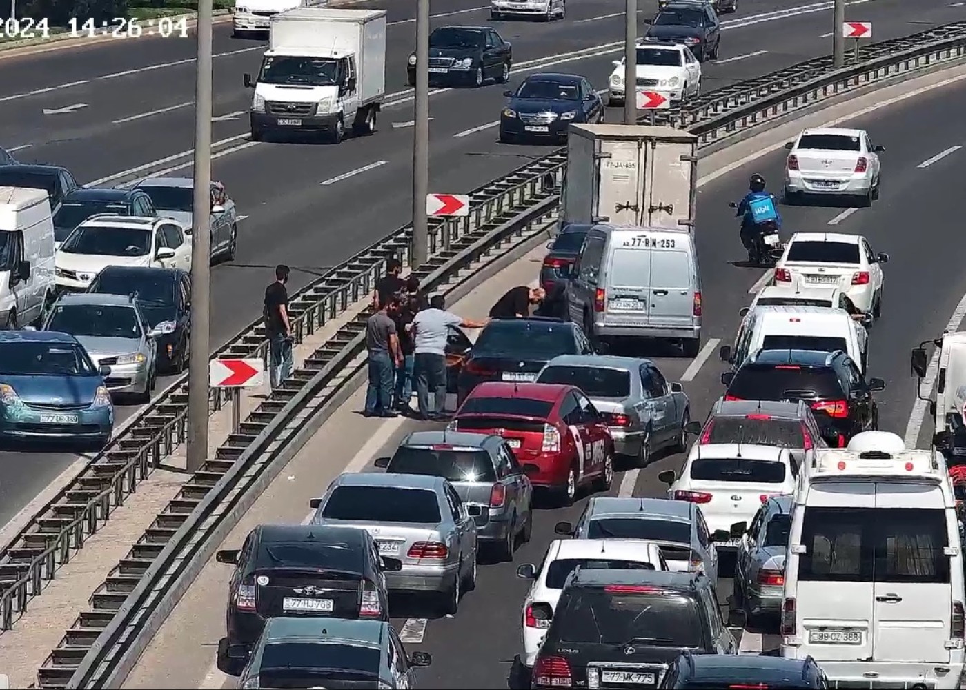 Havalimanı yolunda iki yayayı araç çarptı