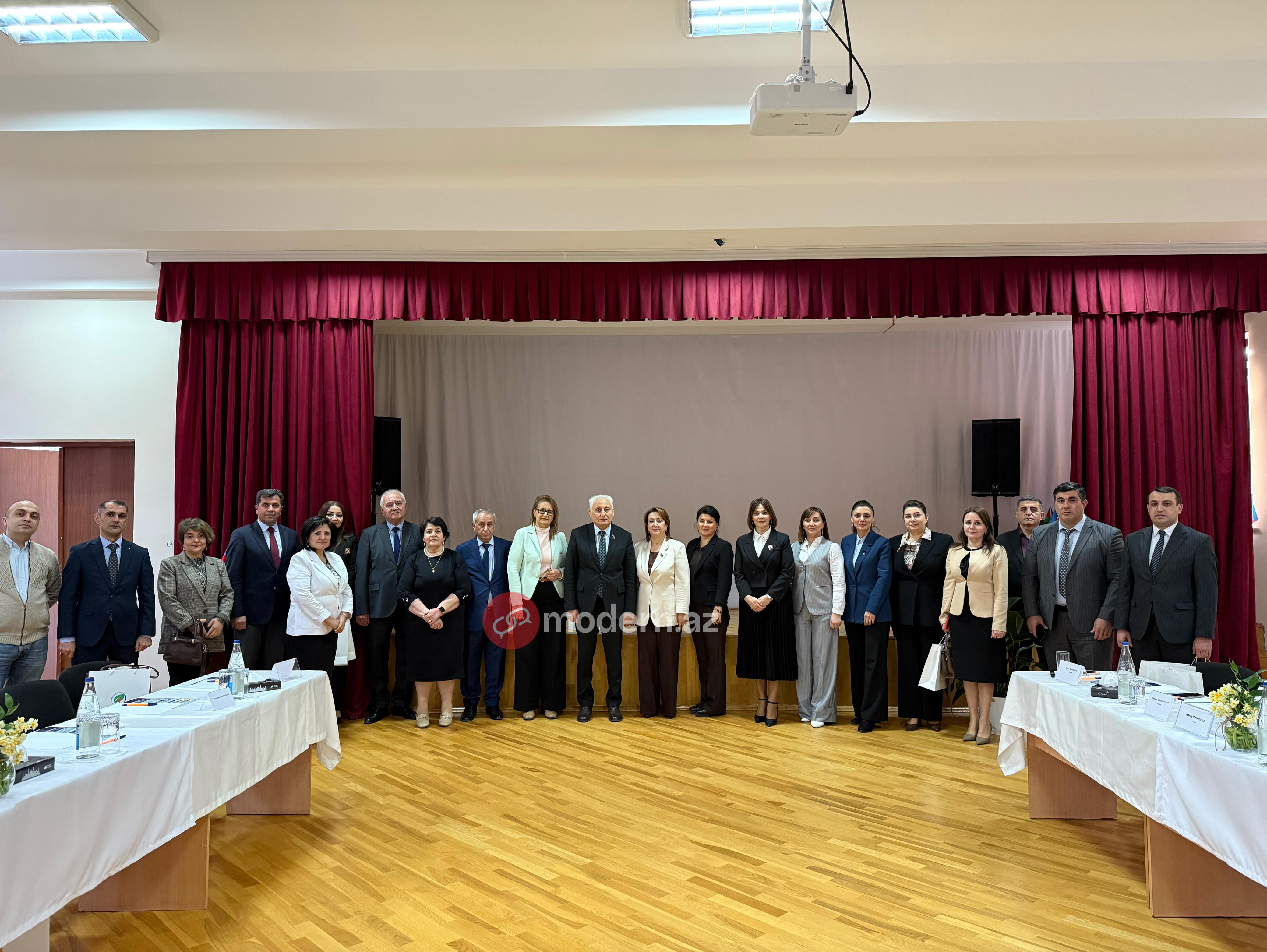 Bakı məktəbində ictimai müzakirələr - FOTOLAR