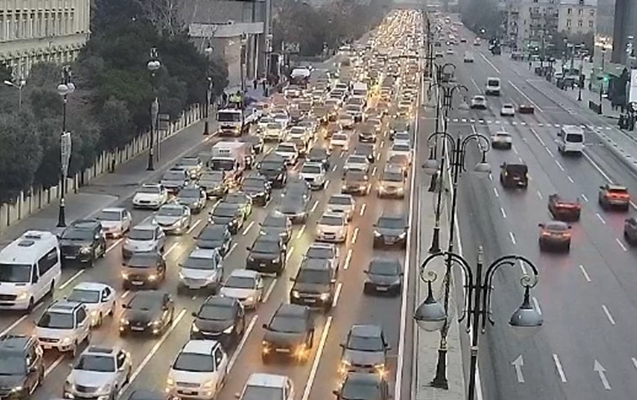 Səhəri tıxac açan Bakı YOLLARI