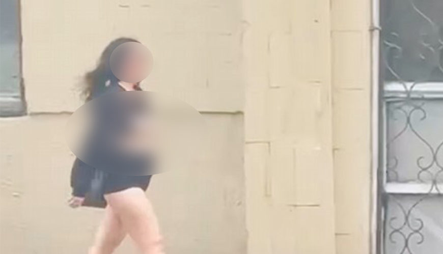 Bakıda yarıçılpaq gəzən qadın xəstəxanaya yerləşdirildi - Video