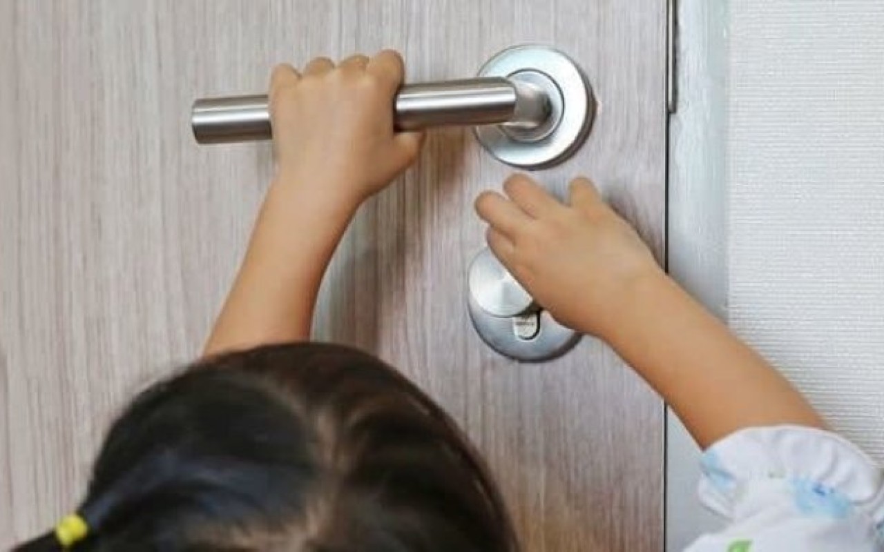 Bakıda azyaşlı bağlı qapı arxasında qaldı