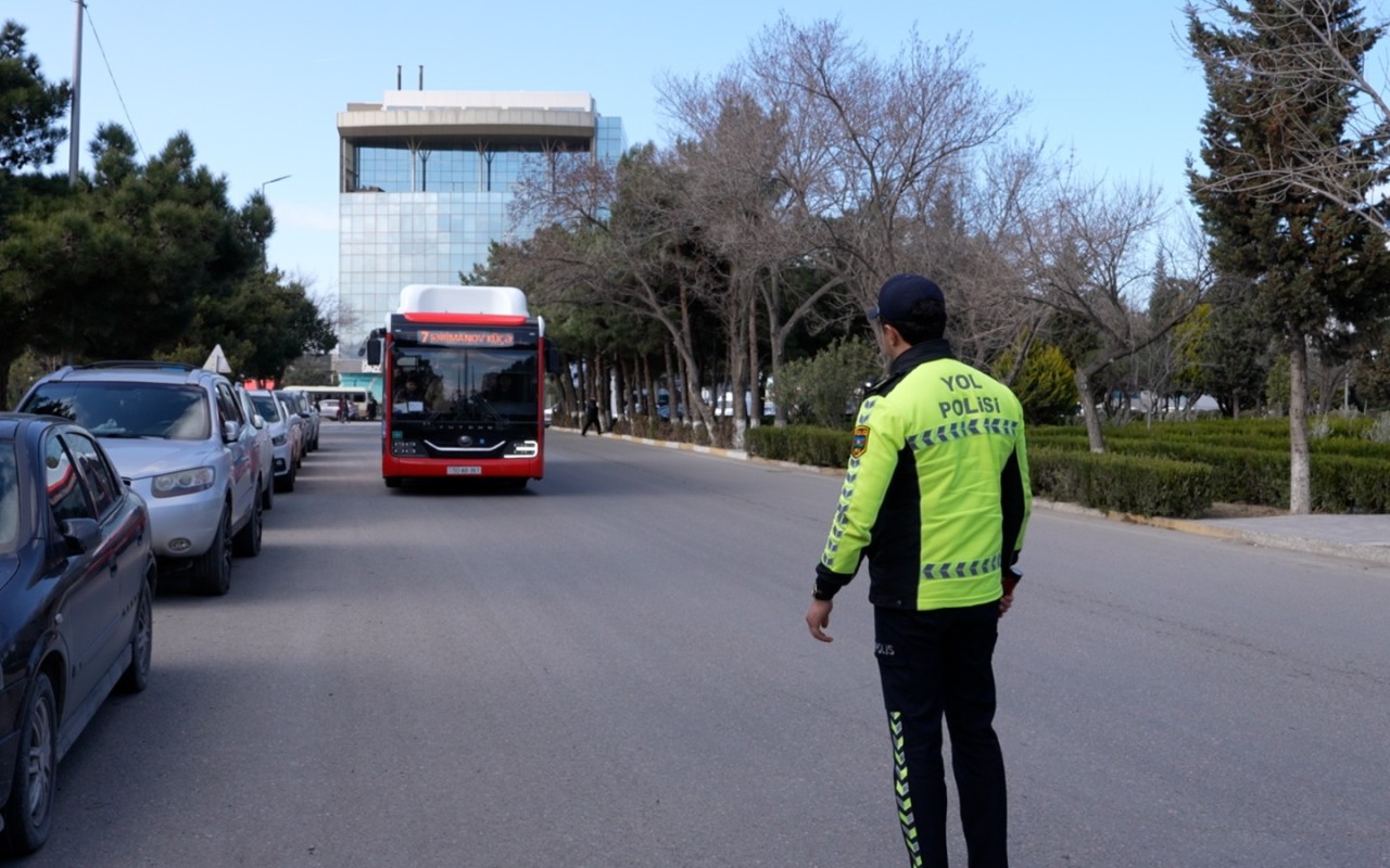 Polis&nbsp;avtobus sürücülərini şöbəyə dəvət etdi - VİDEO