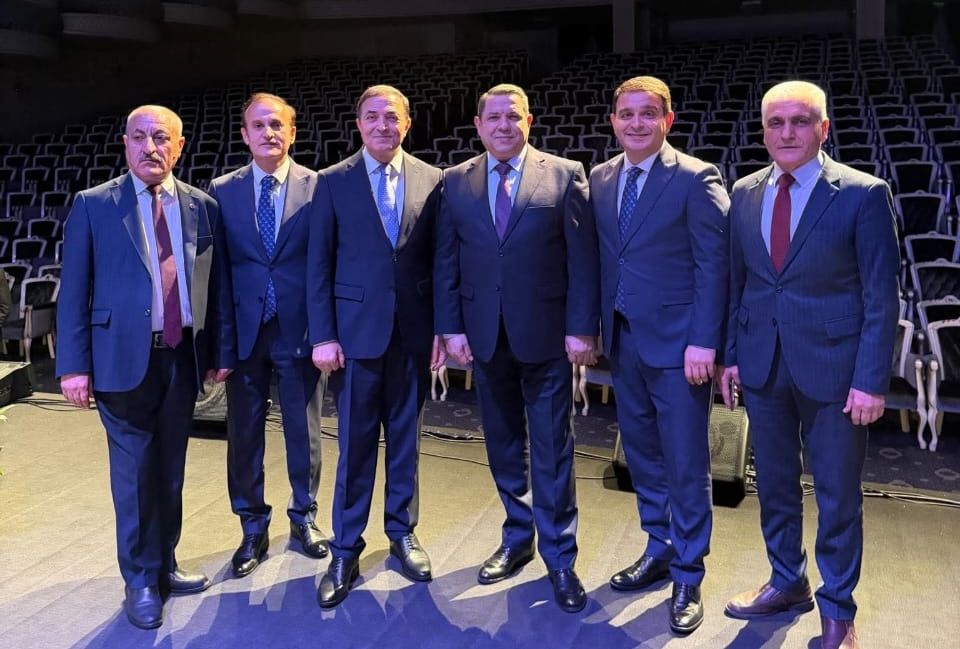 Tanınmış yazar sanatçılara eleştirdi: &ldquo;Neden böyle resmi giyiniyorlar?&rdquo;