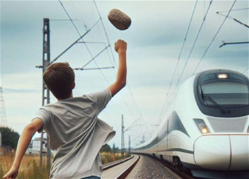 Sürət qatarına daş atan yeniyetmələr polisə çağırıldı