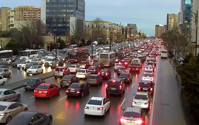 Bakıda tıxaclı yollar - SİYAHI