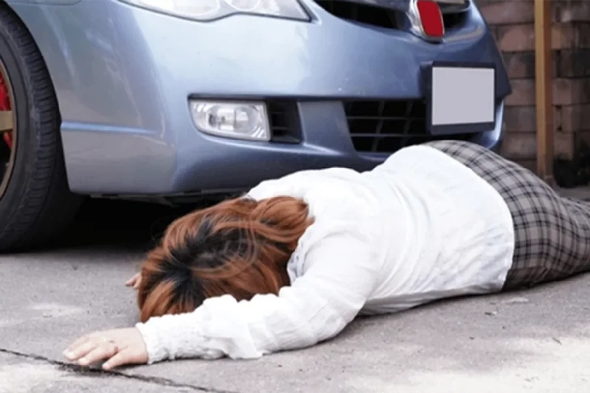 Neftçalada avtomobil qadını vuraraq öldürdü