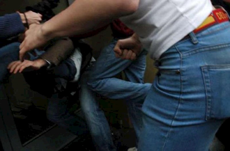 Tanışına boşqabla xəsarət yetirdi