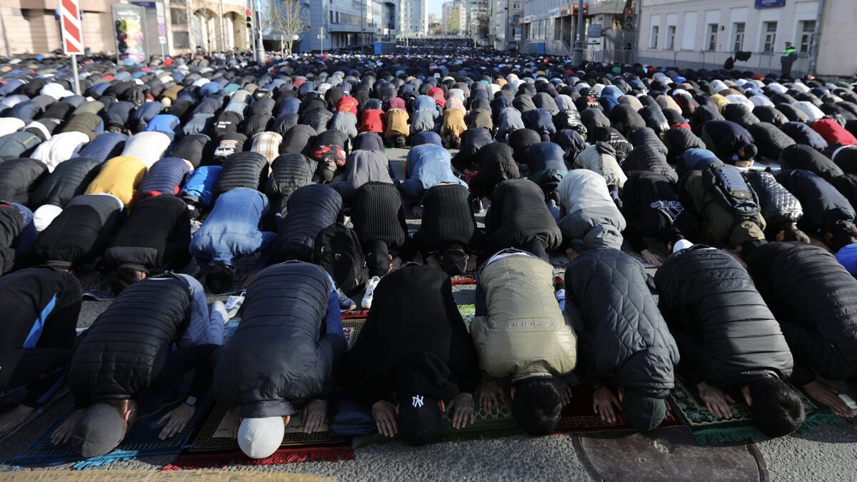 Küçədə namaz qadağan edildi