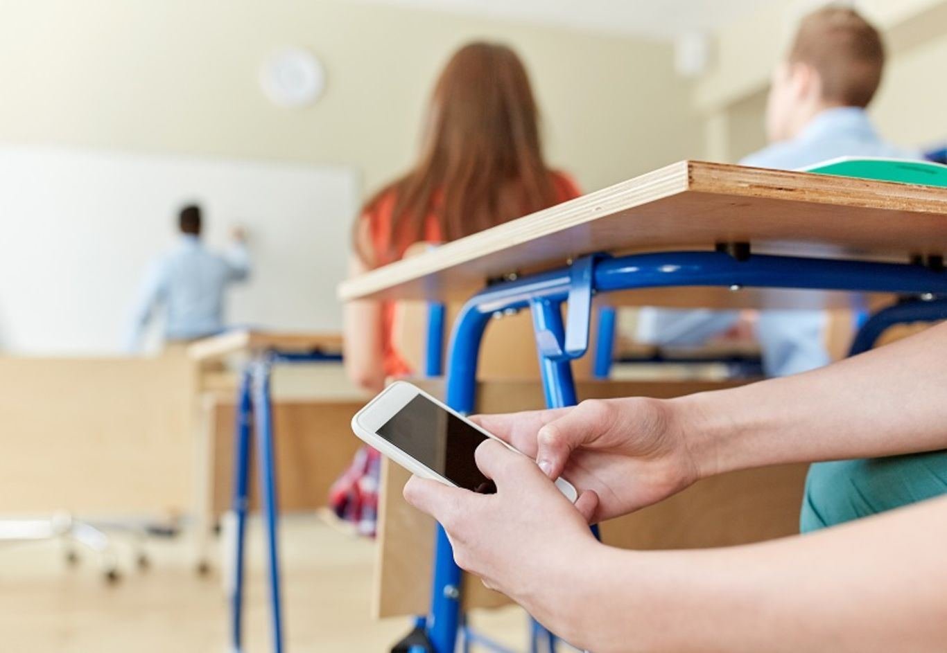 Uşaqlara telefon qadağası müzakirə olunur