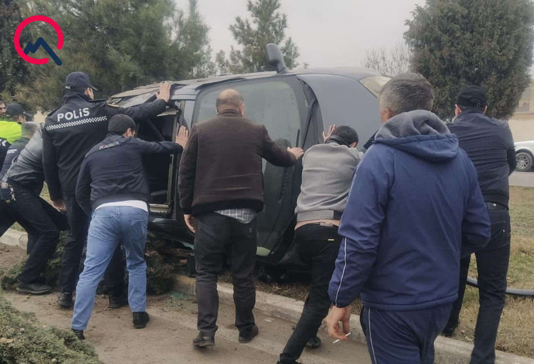 Gəncədə&nbsp;&ldquo;Renault" aşdı,&nbsp;ailənin 4 üzvü yaralandı