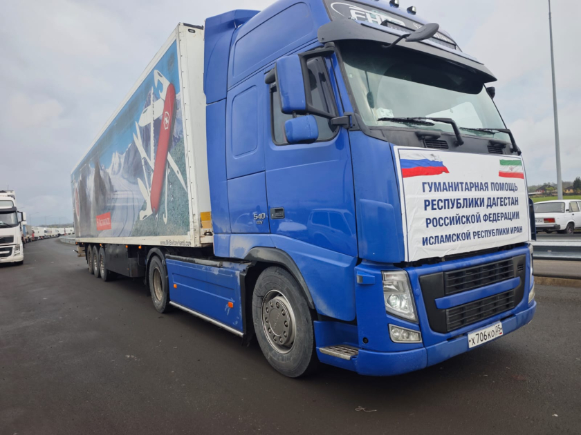 İrana göndərilən yardım maşınları sərhədə çatdı