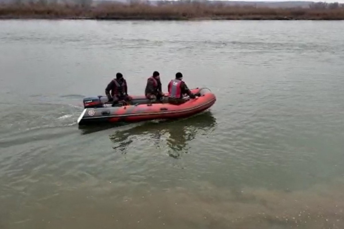 Kürdə balıq tutan şəxslər köməksiz vəziyyətdə qalıblar