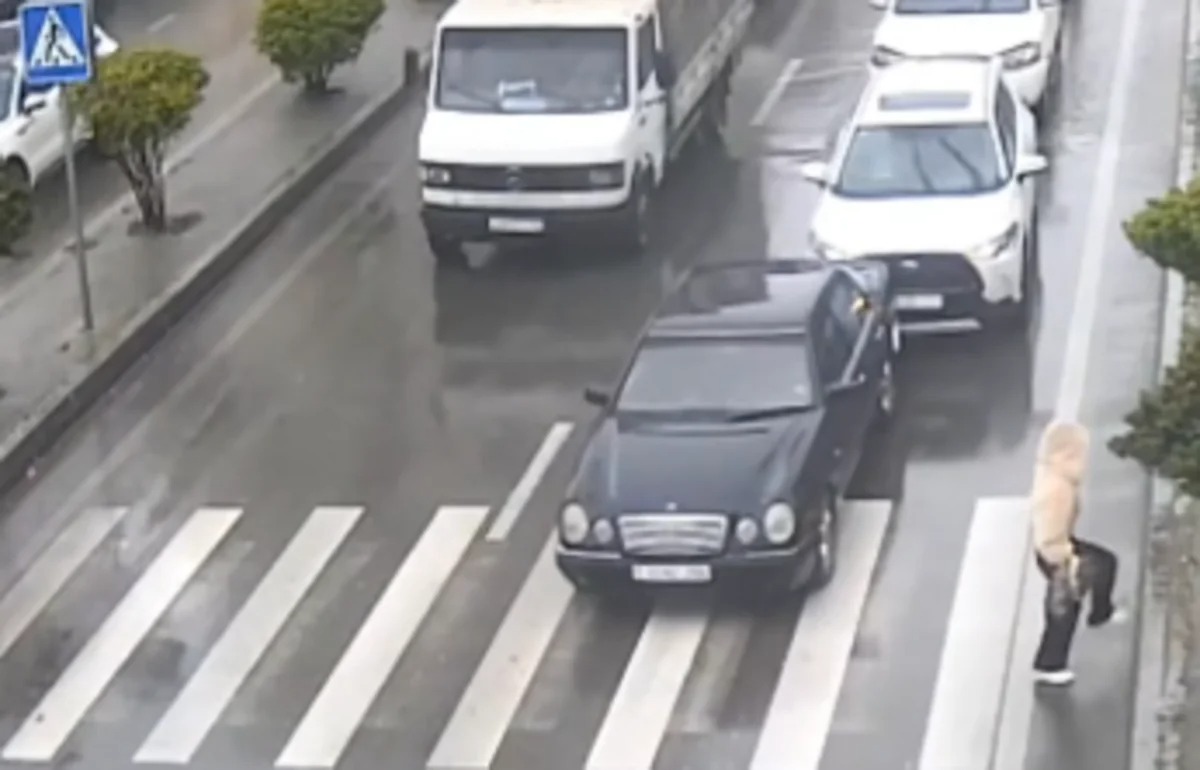 Yağışlı hava qəzaya səbəb oldu - GÖRÜNTÜ