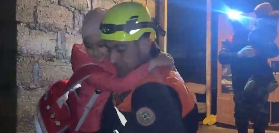 İntensiv yağışlar səbəbindən evləri&nbsp;su basdı - Sakinlər təxliyə edildi