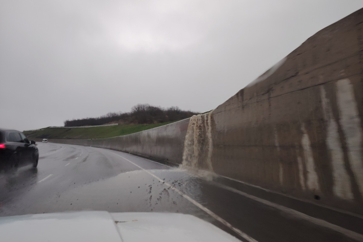 Leysan yağışlar maşınların hərəkətini çətinləşdirdi