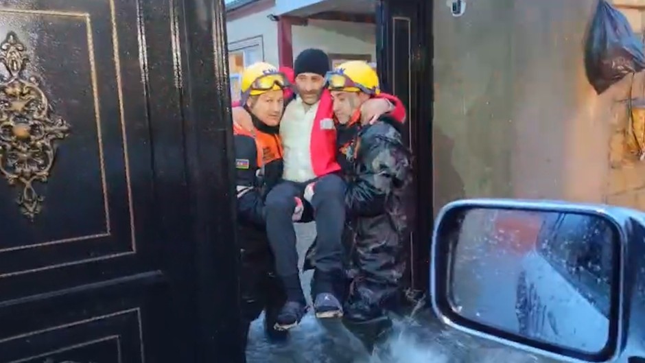 Su basmış ərazilərdən insanlar təxliyə edilir - VİDEO